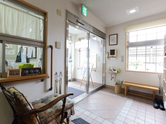 明るいエントランスの風景