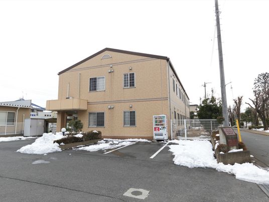 雪が残る施設の外観