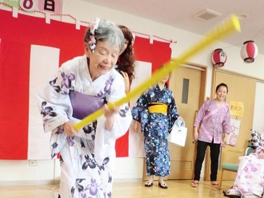 浴衣姿の高齢者活動