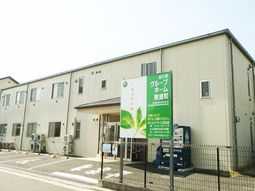 緑の看板が目立つ外観