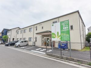 施設の駐車場と外観