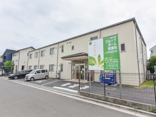 施設の駐車場と外観