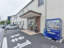 明るいエントランス外観