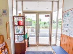 明るいエントランスの様子