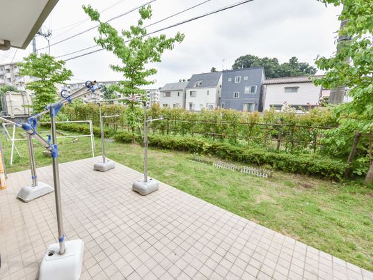 中庭のリハビリ設備