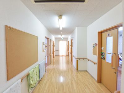 明るく広々した廊下