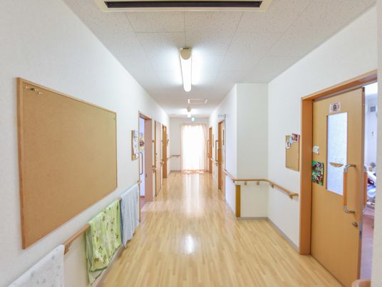 明るく広々した廊下