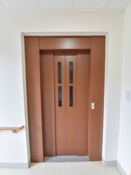 茶色のエレベーター扉