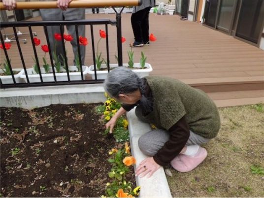 お花に囲まれた中庭