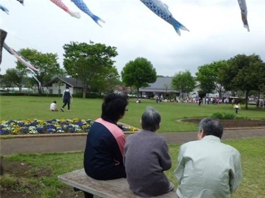 庭でくつろぐ人々の様子
