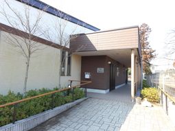明るい日差しの入口通路