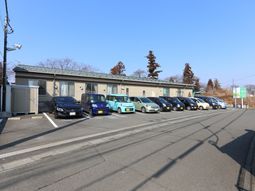 駐車場と建物の外観