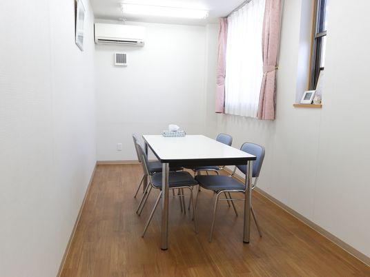 シンプルな居室のテーブル