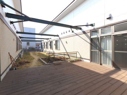 中庭の明るい空間