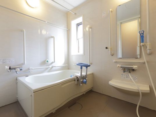 バリアフリー設計の浴室