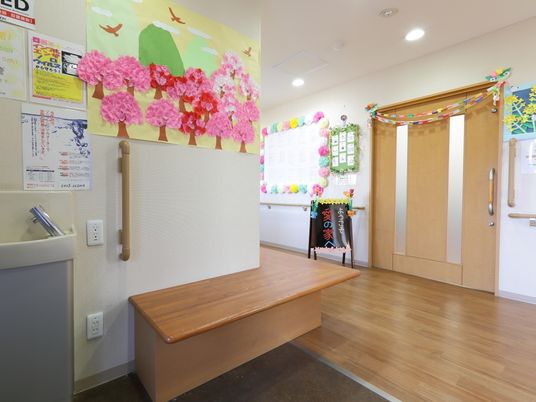 明るい廊下と掲示物