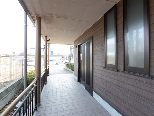 明るい外観のエントランス