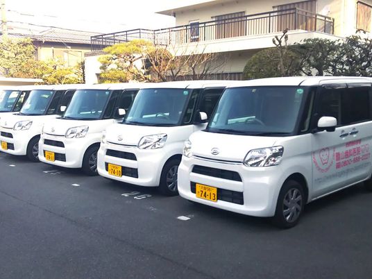 送迎車が並ぶ外観  