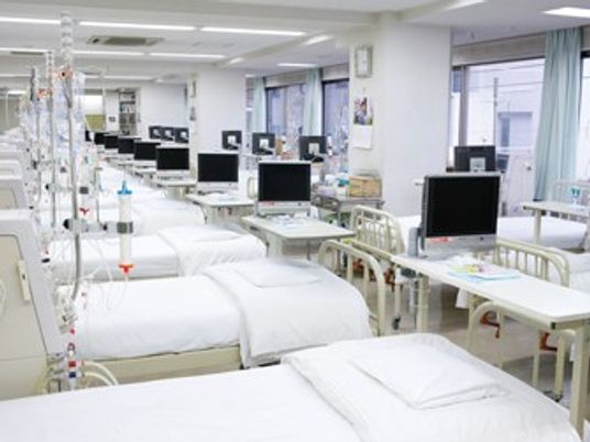 明るい療養室のベッド列  