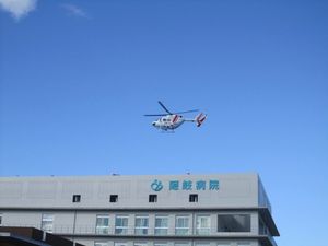 病院上空のヘリ  