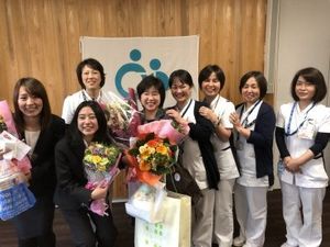 スタッフ集合の室内  