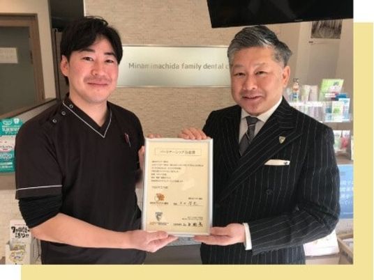 スタッフ2人の掲示前  