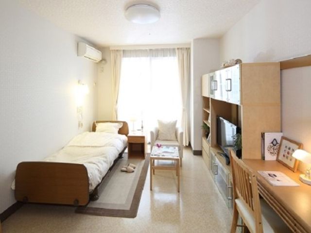 快適な個室 居室 ゆったりとした居室は、日差しが入り心地よい空間です。個々のニーズに合わせた家具が配置され、くつろぎの時間を提供しています。