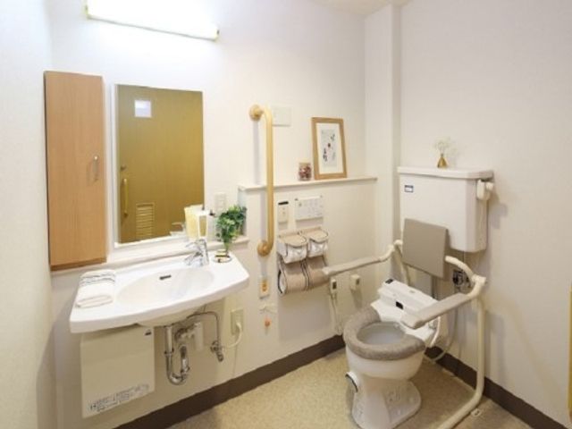 バリアフリー対応のトイレ 共有トイレ 手すり付きで安全に配慮された清潔なトイレです。日々の快適さを支える設備が整っています。