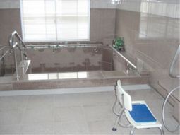 明るい入浴スペース