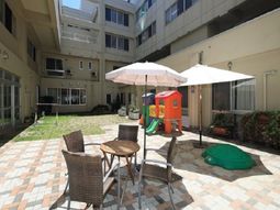 明るい中庭の様子