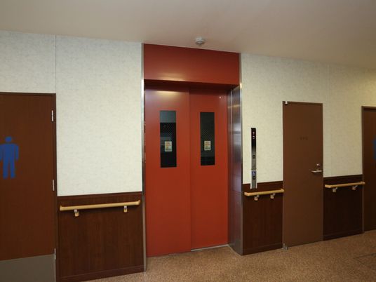 赤いエレベーターの扉と廊下