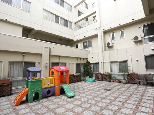 中庭に設置された遊具