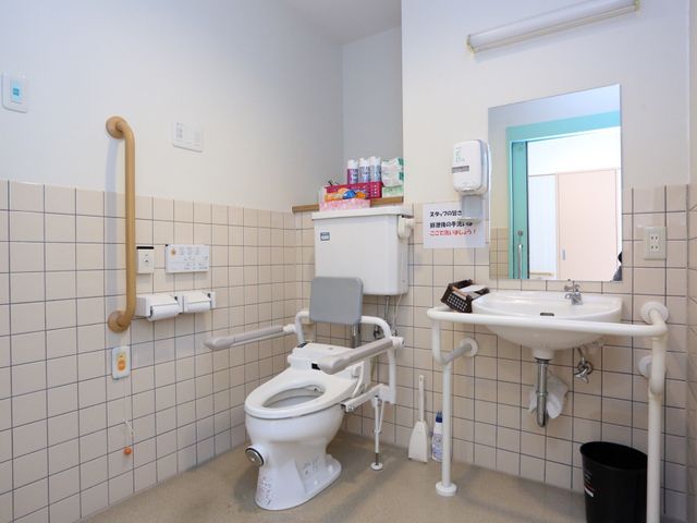 バリアフリーの洗面トイレ トイレ 安全と利便性を備えた明るく清潔なトイレです。手すりや広々とした空間が、利用者の快適な日常を支えます。
