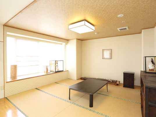 明るい和室の居室