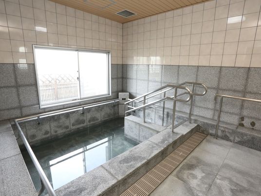 広々とした明るい浴室