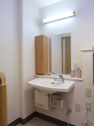 清潔な洗面台のある角部屋