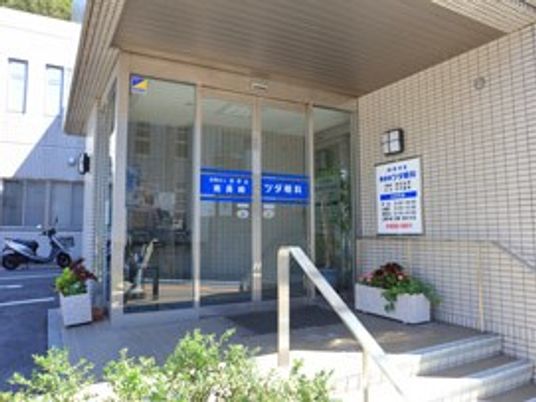 明るい出入口の外観  