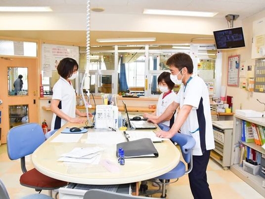 スタッフが集まる明るい休憩室  