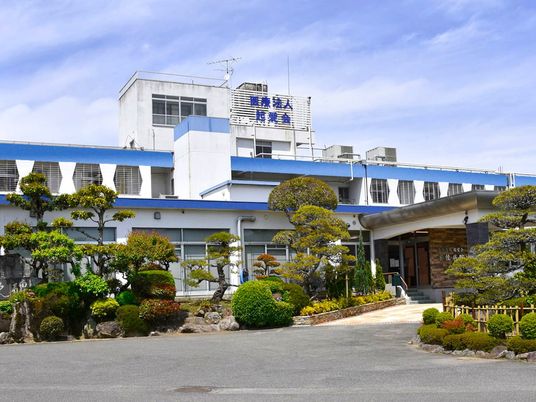 緑に囲まれた施設外観  