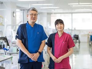 スタッフ2人が並ぶ機能訓練室  