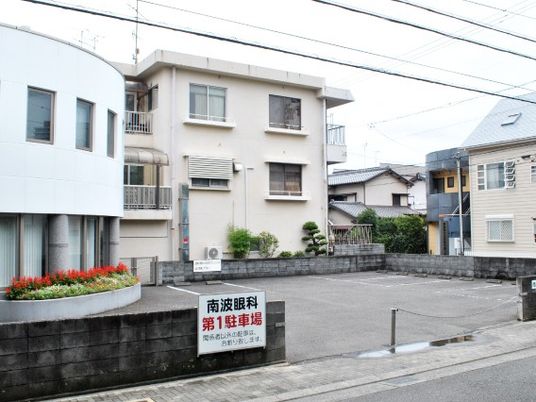 建物前の駐車場  
