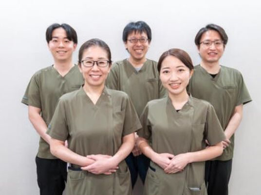 スタッフが並ぶ室内