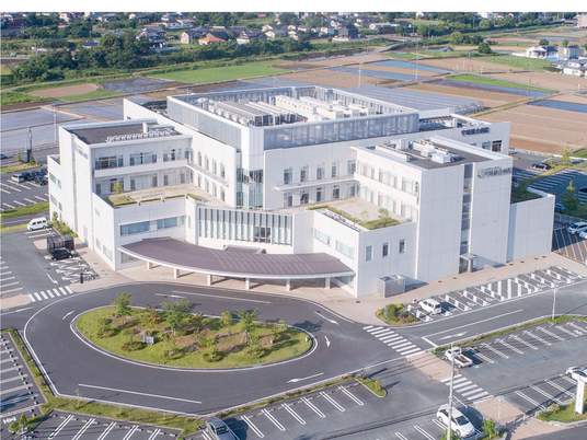 白い建物の外観  