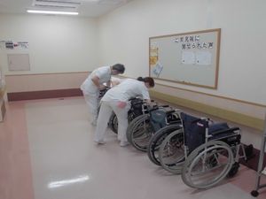 車椅子を整える廊下  