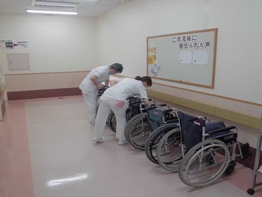 車椅子を整える廊下  