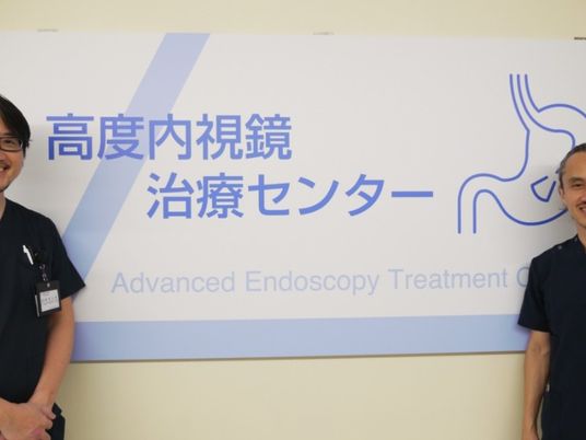 案内板前のスタッフ  
