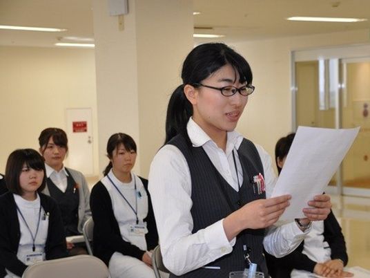 スタッフが説明する多目的室  