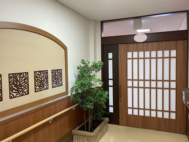 和風の入り口 廊下 落ち着いた和風の扉が特徴的な廊下です。自然素材を活かしたデザインが穏やかさを演出しています。