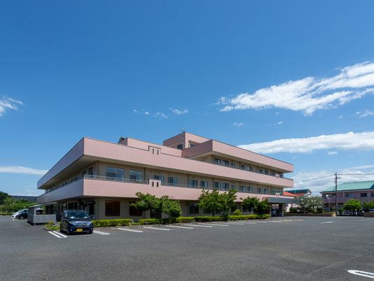 広々とした建物外観