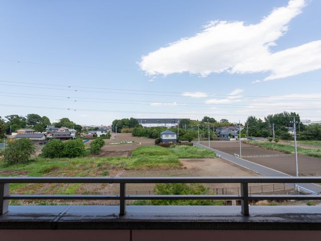 緑広がる景色のテラス テラス ゆったりとしたテラスから緑豊かな風景が楽しめます。リフレッシュに最適な環境です。